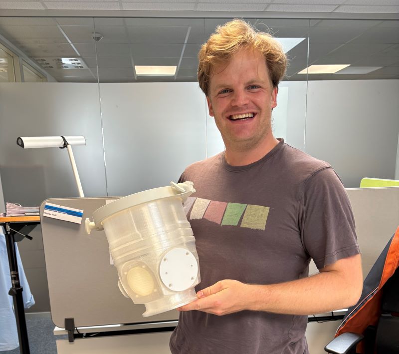 Jonas Deck, Engineer for PAT & Automation, with the 3D-printed prototype of the adapter