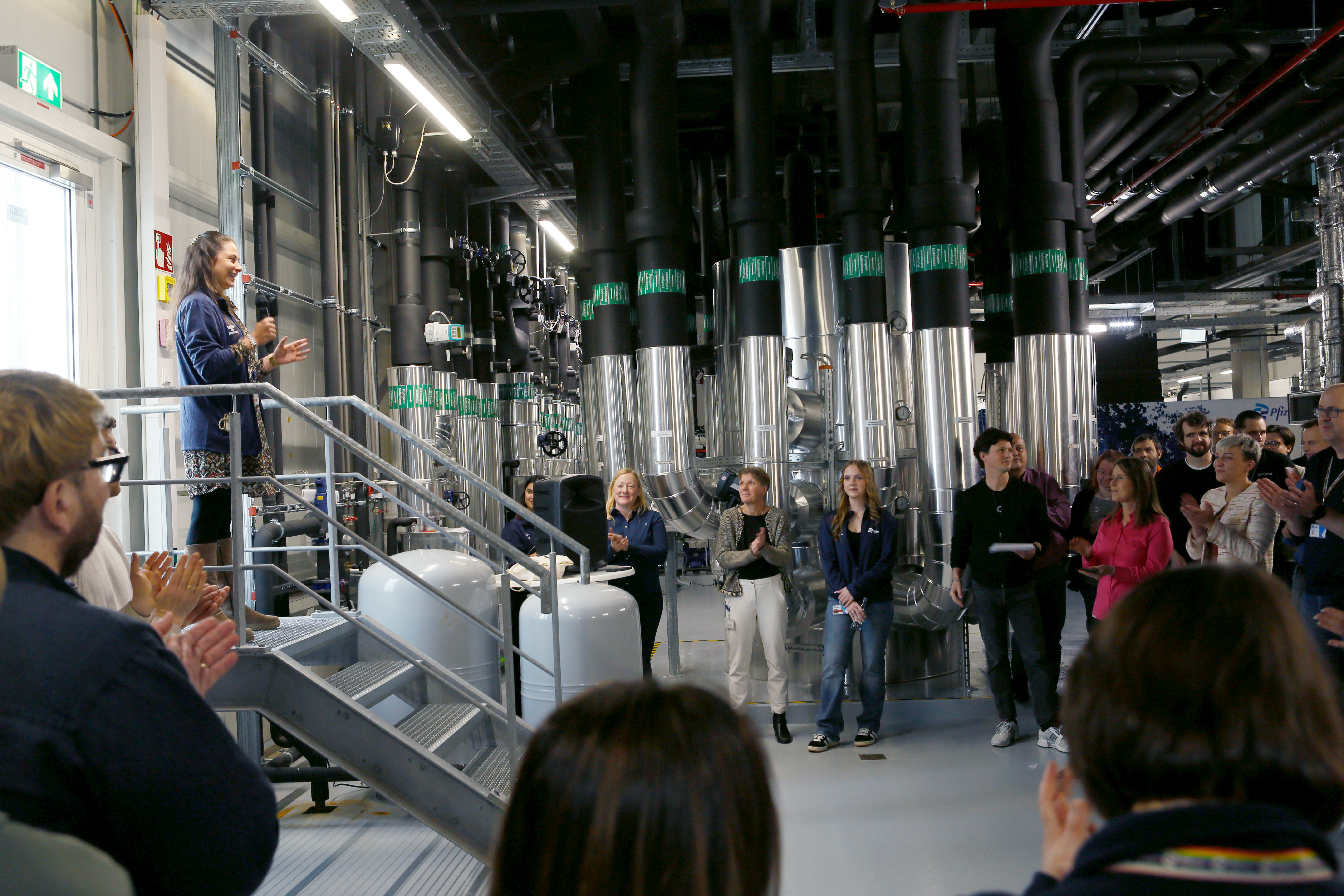 Oana Stürz begrüßt die Gäste