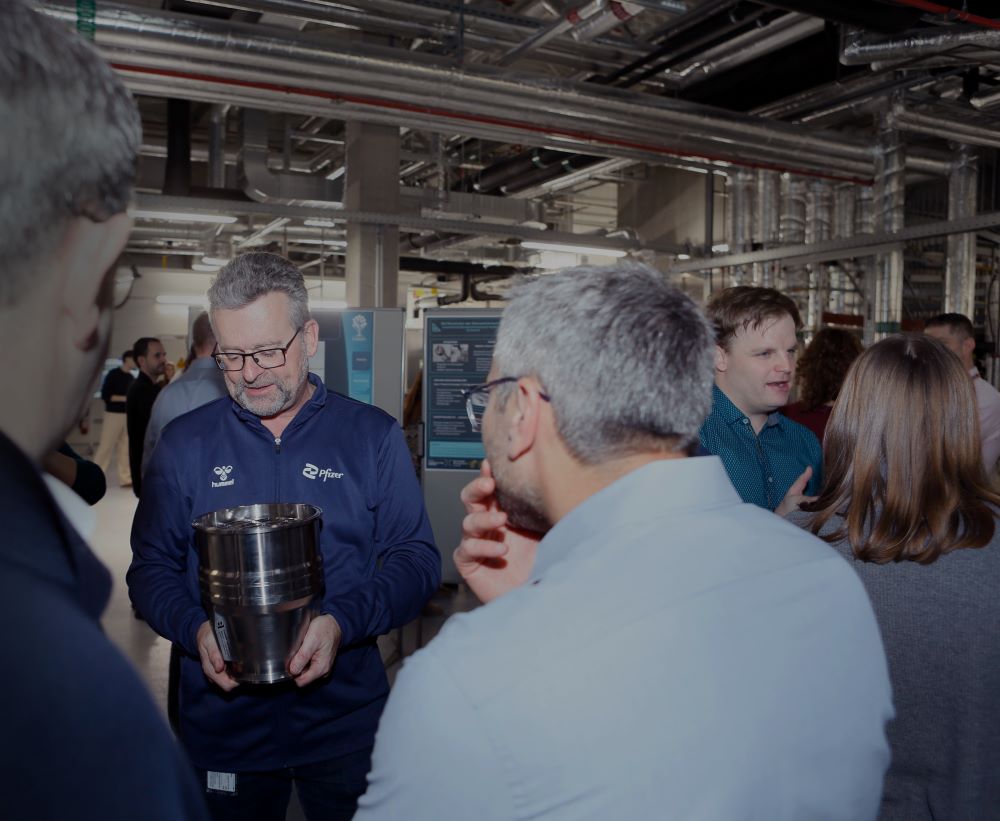 Peter Neske mit dem Metallbauteil