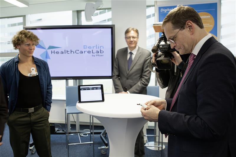 Thorsten Mintel, Director Strategic Innovation bei Pfizer Healthcare Hub, bei der Vorstellung von Cortrium zusammen mit dem damaligen Bürgermeister Michael Müller (Jahr)